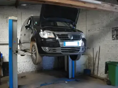 voiture-sur-le-pont-elevateur